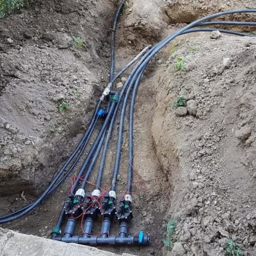 Impianti di irrigazione ad Asti: un'immagine di 1024x1024 che mostra un impianto di irrigazione in una zona rurale